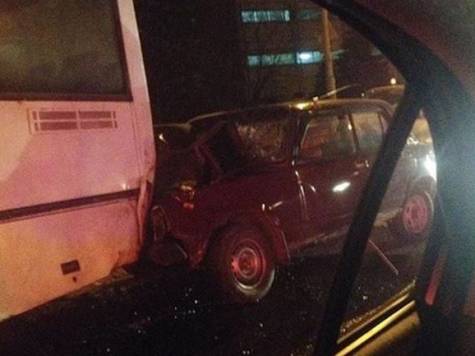 В Ростове-на-Дону лихач на «Ладе Приоре» протаранил легковую машину и автобус с пассажирами